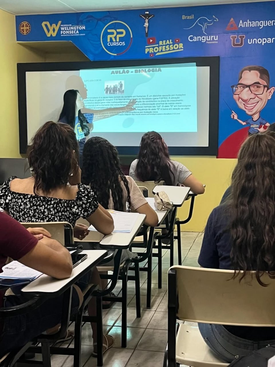 Professor em sala RP Cursos