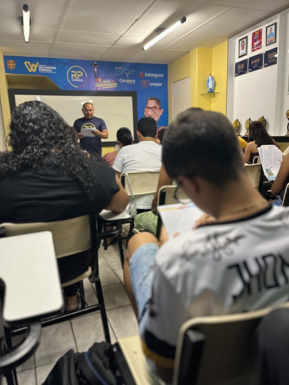 Aula com projeção RP Cursos