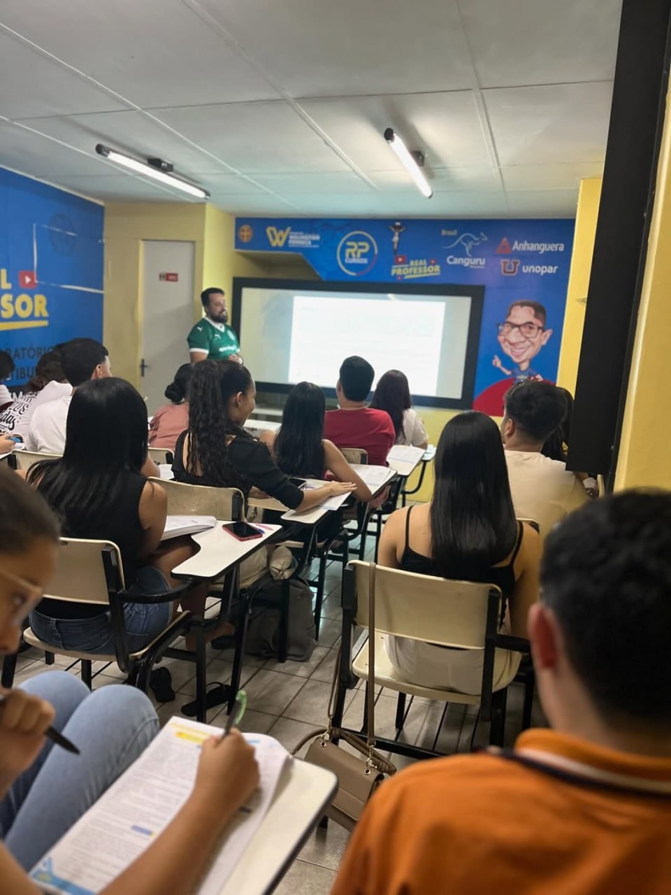 Turma acompanhando aula RP Cursos